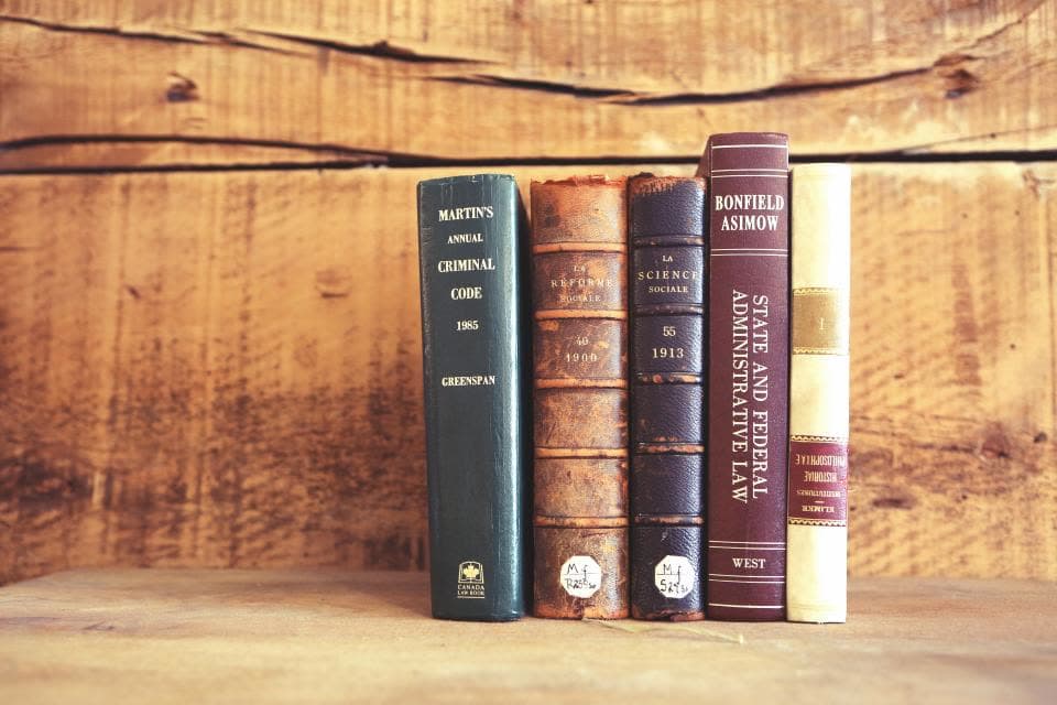 Alte gebundene Bücher auf einem Holzregal