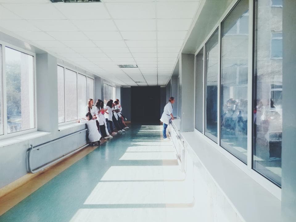 Krankenhausflur mit Ärztinnen und Ärzten