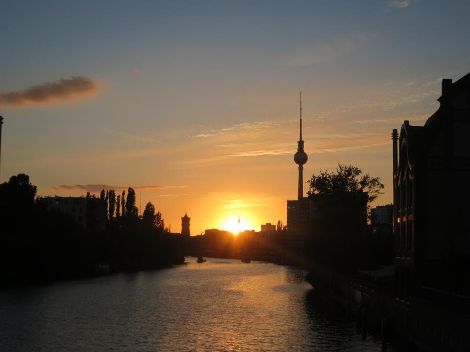 Berlin bei Sonnenuntergang, Fernsehturm und Spree im Gegenlicht