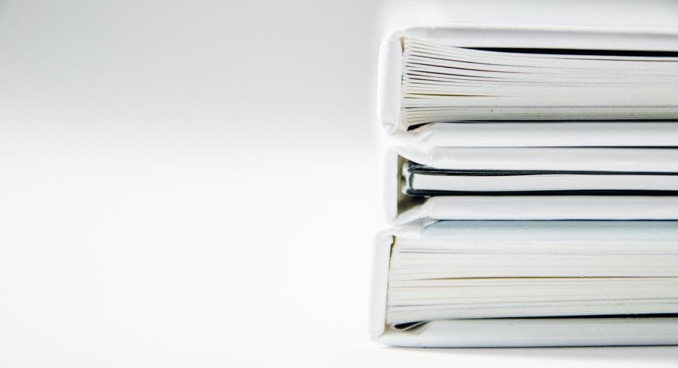 Stapel Bücher vor weißem Hintergrund