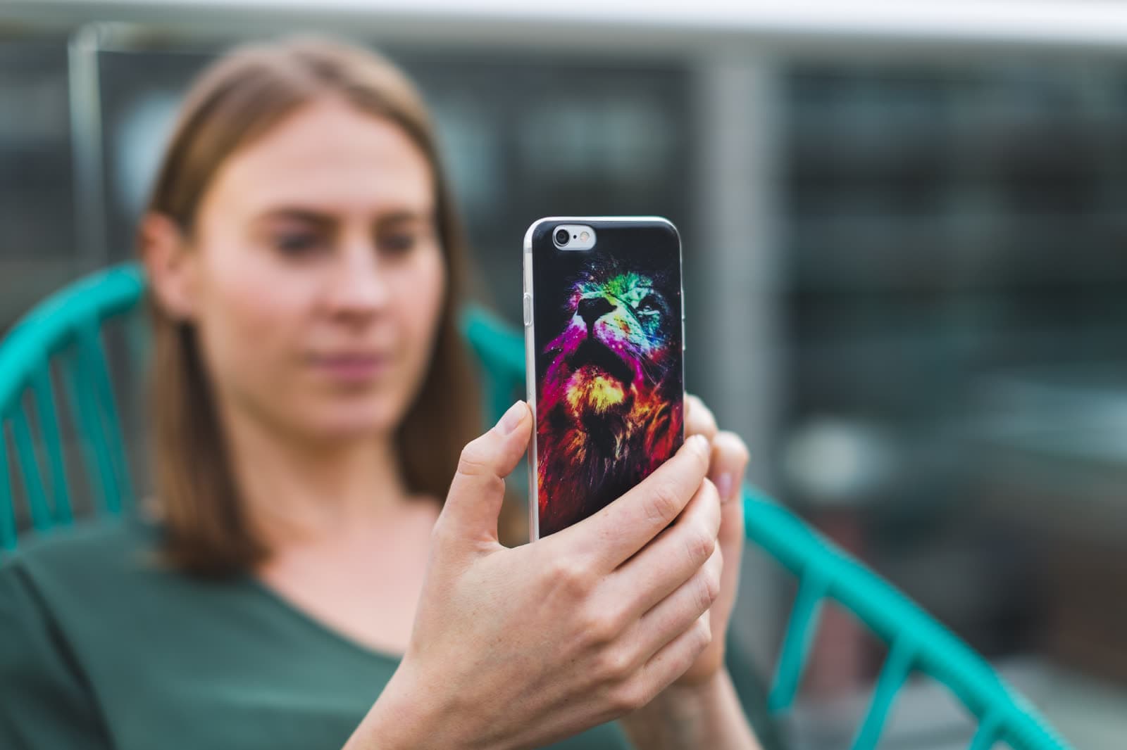 Eine Frau schaut auf den Bildschirm ihres Smartphones