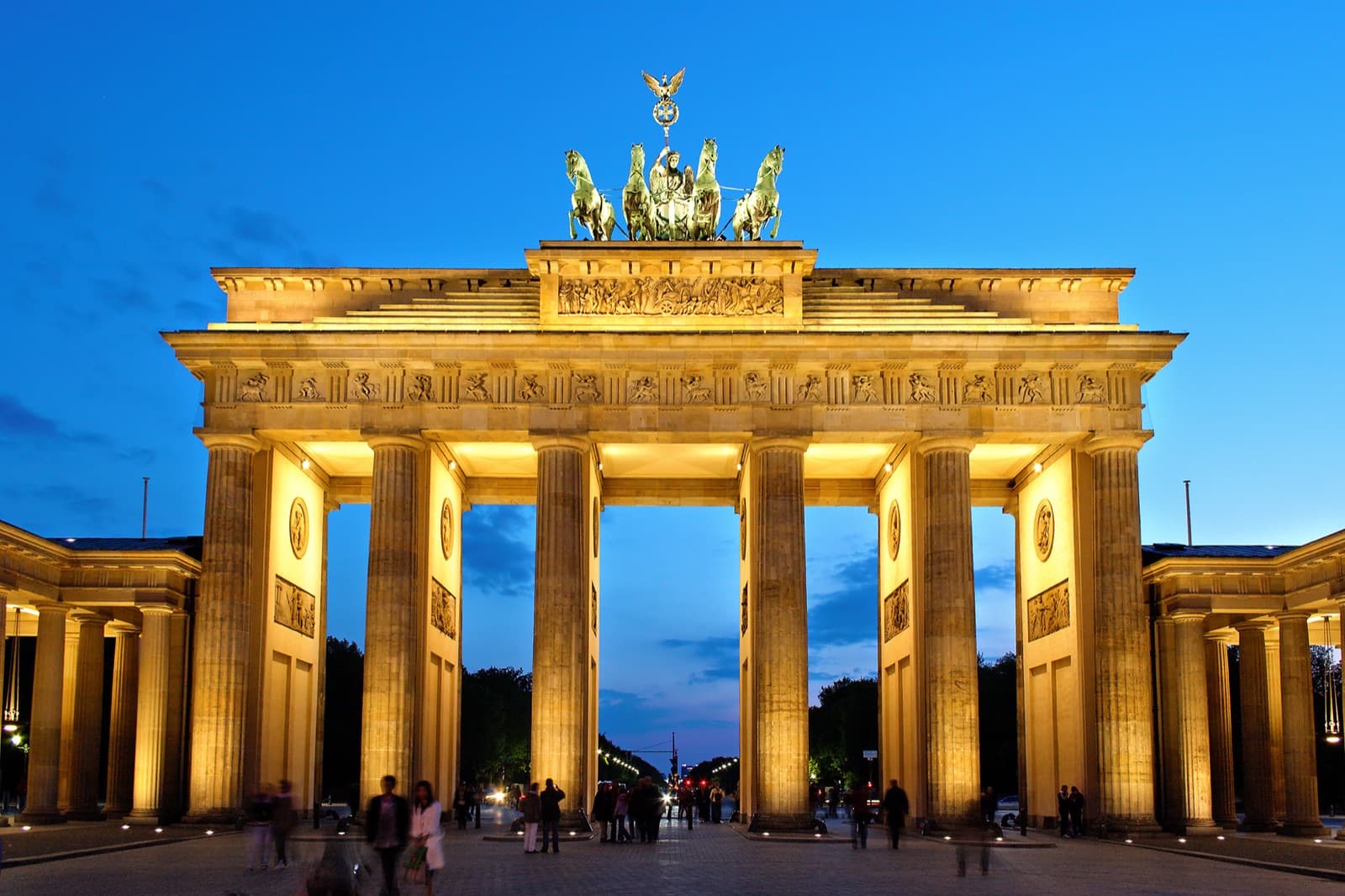Das Brandenburger Tor in Berlin, abends beleuchtet