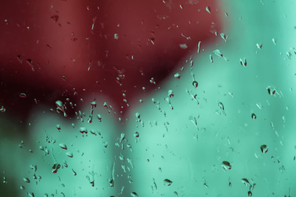 Regentropfen auf einer Fensterscheibe