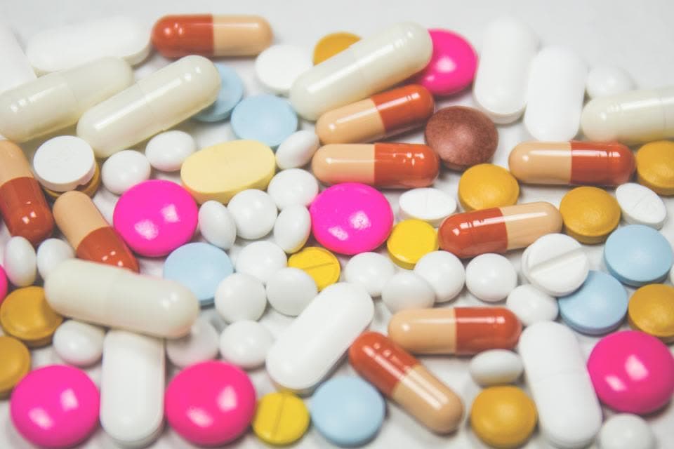 Bunte Tabletten und Kapseln auf einem Haufen
