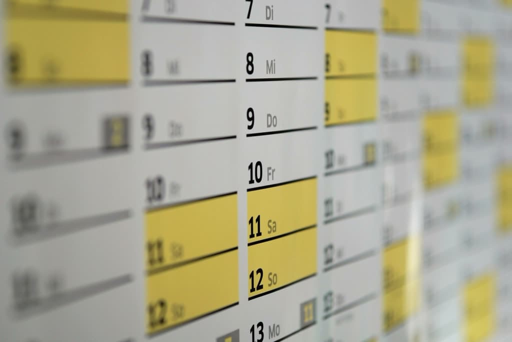 Wandkalender mit gelb markierten Tagen