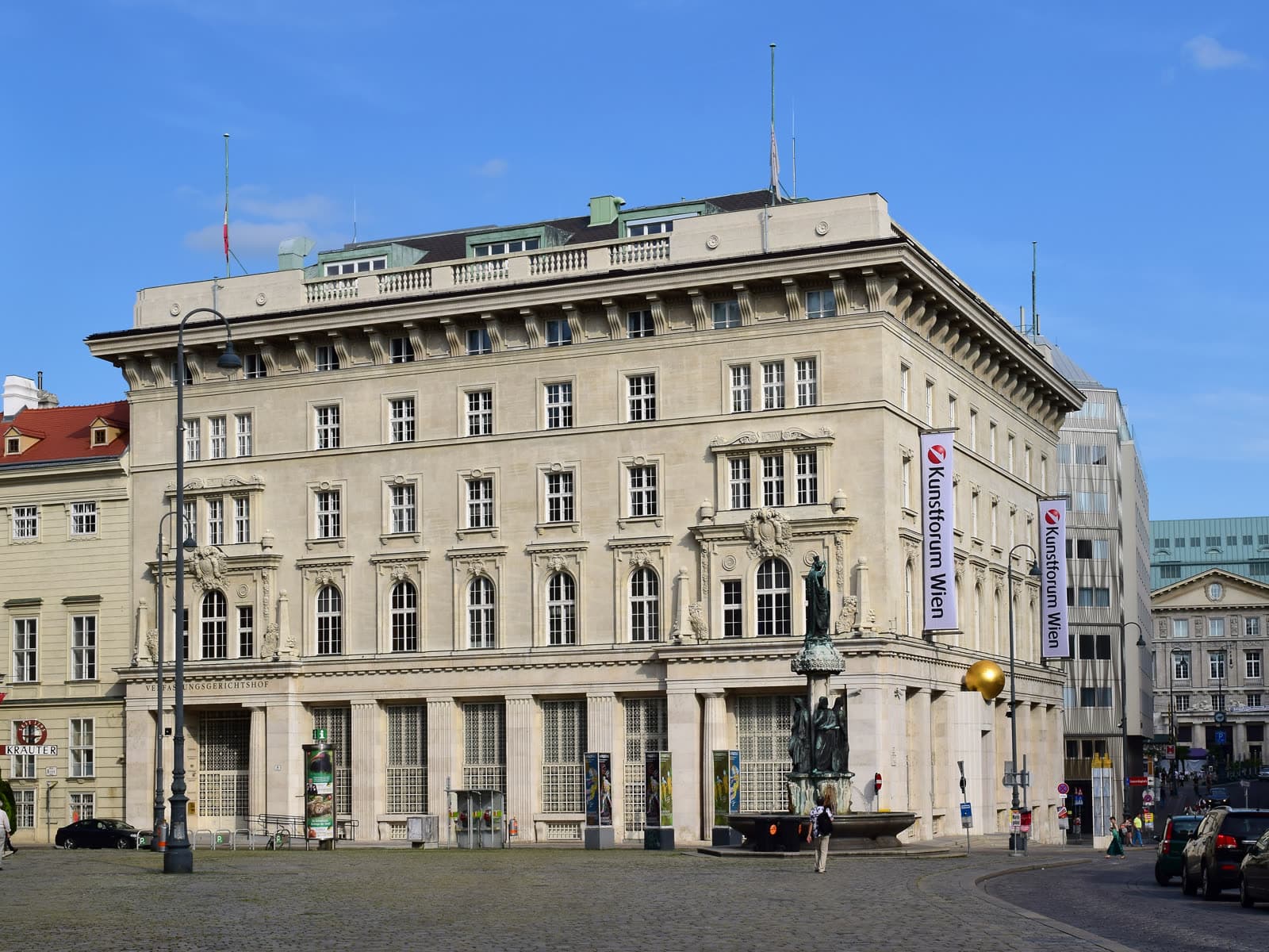 Platz in der Wiener Innenstadt mit einem historischen Gebäude und einem Brunnen