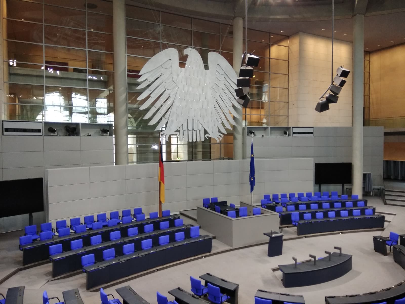 Plenarsaal des Deutschen Bundestages mit dem Bundesadler
